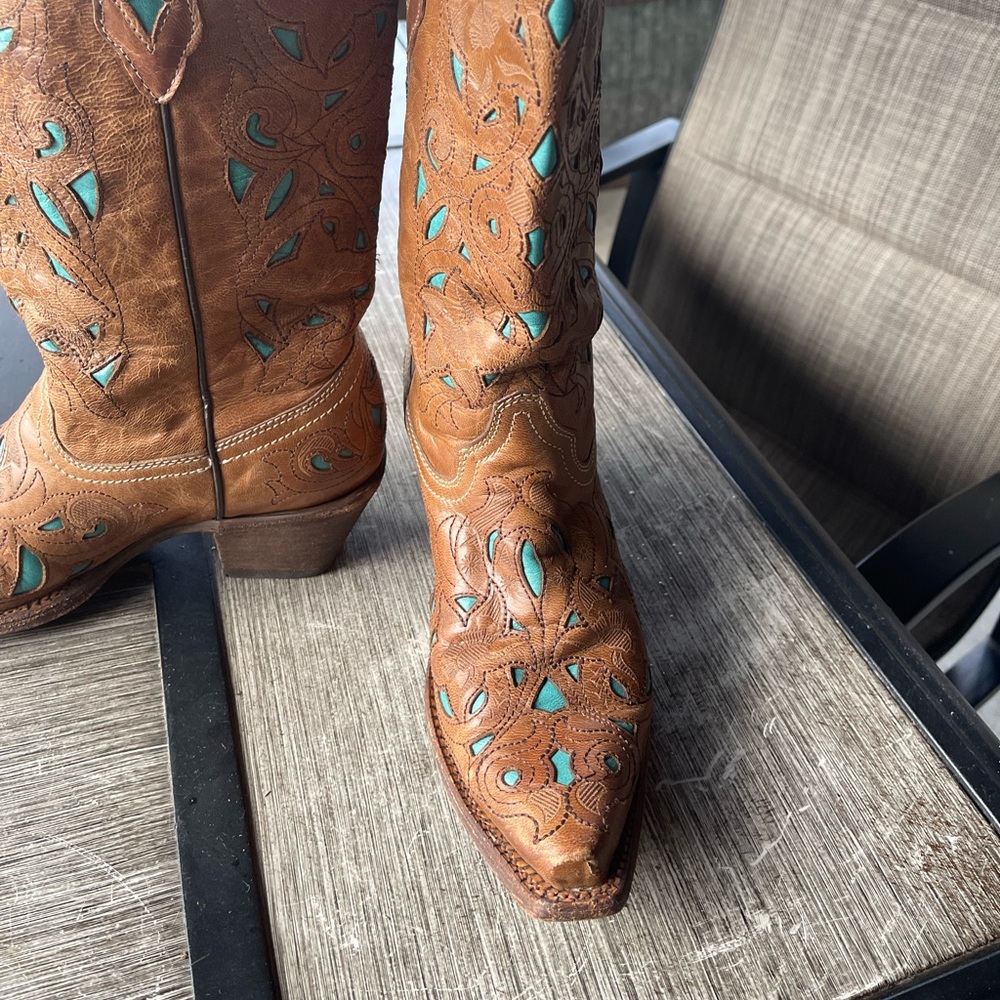 I’m good condition Corral boots.   Can’t wear them anymore.